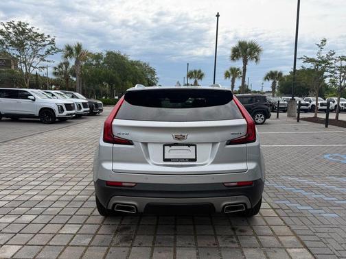 Radiant Silver Metallic 2021 Cadillac XT4 Premium Luxury