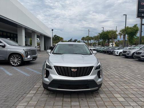 Radiant Silver Metallic 2021 Cadillac XT4 Premium Luxury