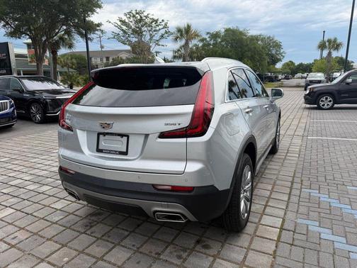 Radiant Silver Metallic 2021 Cadillac XT4 Premium Luxury