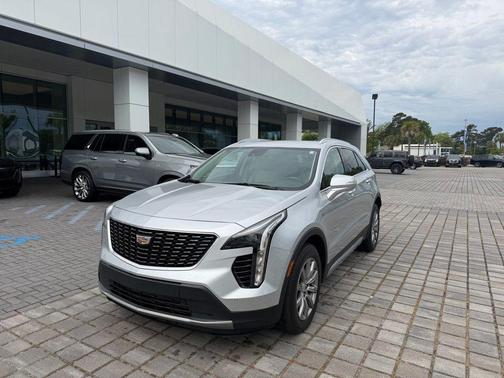 Radiant Silver Metallic 2021 Cadillac XT4 Premium Luxury