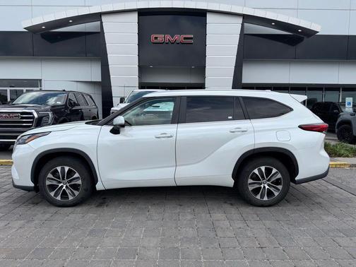 Pearl 2023 Toyota Highlander XLE