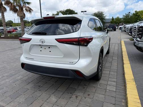 Pearl 2023 Toyota Highlander XLE