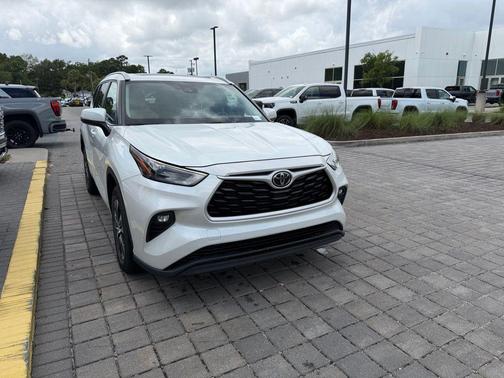 Pearl 2023 Toyota Highlander XLE