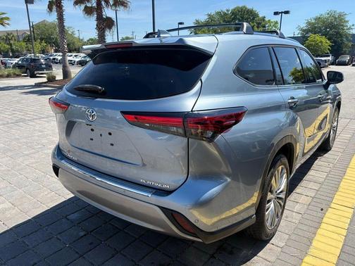 Moon Dust 2023 Toyota Highlander Platinum