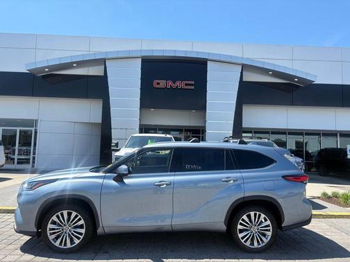 Moon Dust 2023 Toyota Highlander Platinum