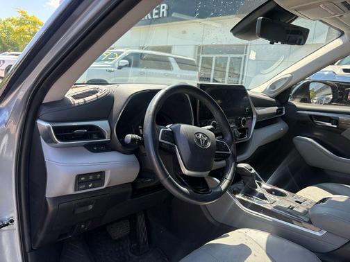 Moon Dust 2023 Toyota Highlander Platinum
