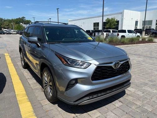 Moon Dust 2023 Toyota Highlander Platinum