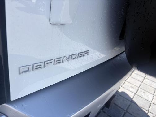2024 Land Rover Defender 110 P500 SE