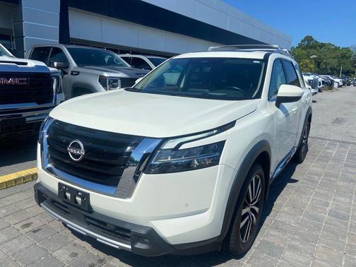 Pearl White Tricoat 2023 Nissan Pathfinder Platinum 4WD