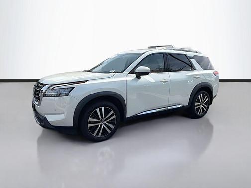 Pearl White Tricoat 2023 Nissan Pathfinder Platinum 4WD