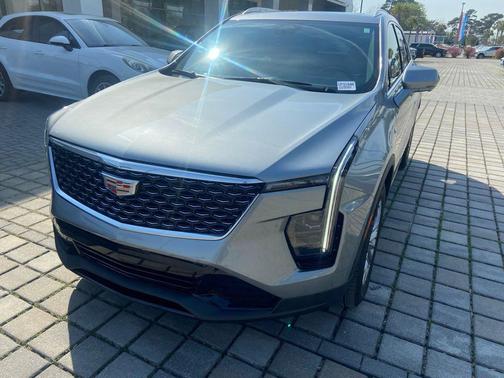 Argent Silver Metallic 2025 Cadillac XT4 Premium Luxury