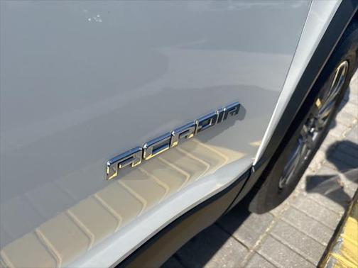 2017 GMC Acadia SLE-2