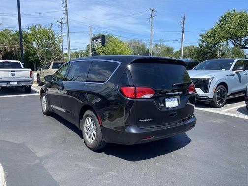 2022 Chrysler Voyager LX