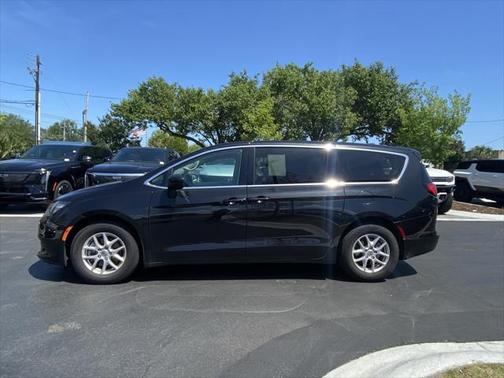 2022 Chrysler Voyager LX
