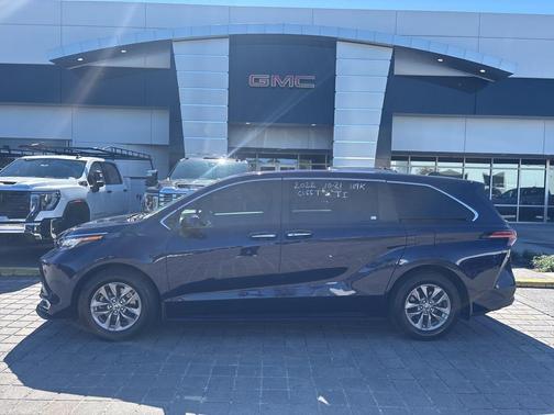 2022 Toyota Sienna XLE