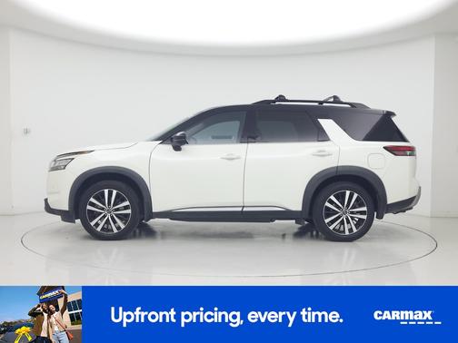 White 2023 Nissan Pathfinder Platinum
