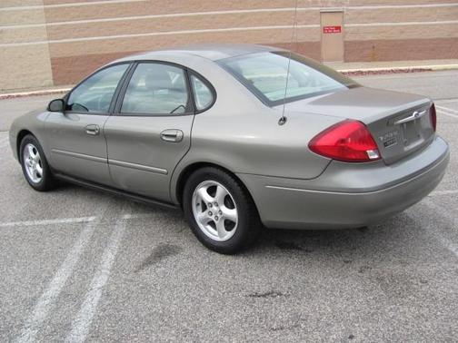 2002 Ford Taurus SE