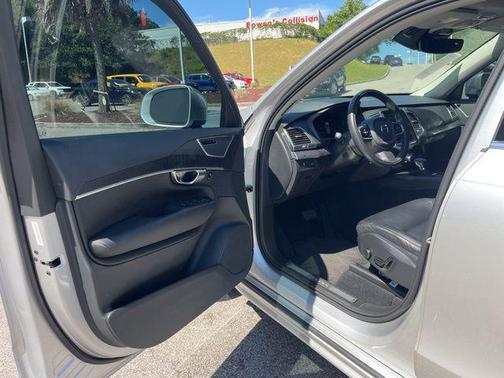Bright Silver Metallic 2020 Volvo XC90 T6 Momentum