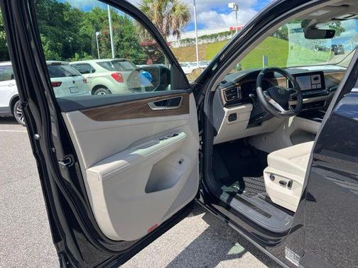 deep black pearl 2026 Volkswagen Atlas 2.0T SE w/Technology