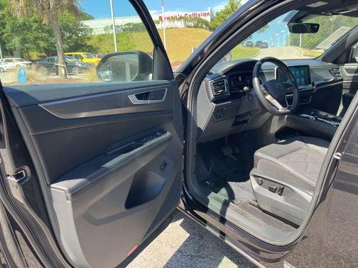 Deep Black Pearl 2024 Volkswagen Atlas Cross Sport 2.0T SE w/Technology
