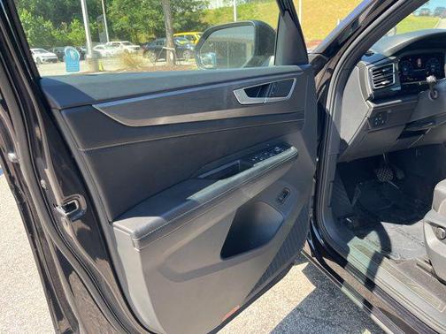 Deep Black Pearl 2024 Volkswagen Atlas Cross Sport 2.0T SE w/Technology