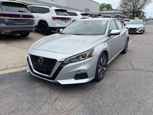 Brilliant Silver Metallic 2022 Nissan Altima 2.5 SV