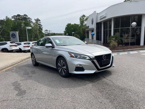 Brilliant Silver Metallic 2022 Nissan Altima 2.5 SV