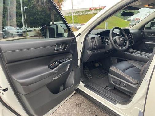 Pearl White Tricoat 2023 Nissan Pathfinder SL FWD