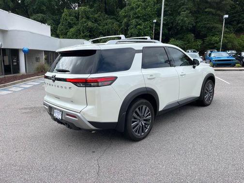 Pearl White Tricoat 2023 Nissan Pathfinder SL FWD