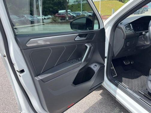 White 2022 Volkswagen Tiguan 2.0T SE R-Line Black 4MOTION