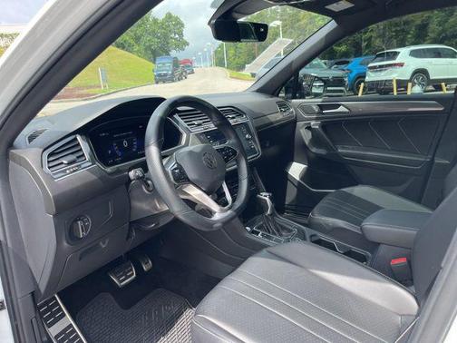 White 2022 Volkswagen Tiguan 2.0T SE R-Line Black 4MOTION