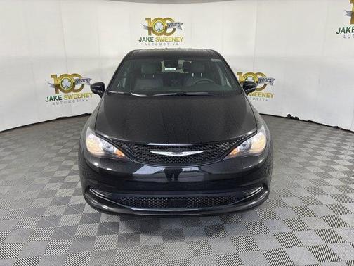 2025 Chrysler Voyager LX