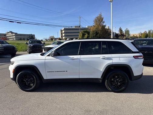 2025 Jeep Grand Cherokee Laredo