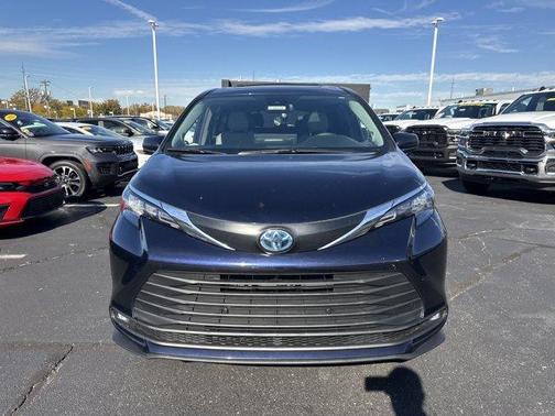 2025 Toyota Sienna XLE