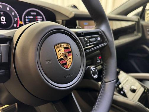 Carrara White Metallic 2026 Porsche Cayenne Cayenne GTS