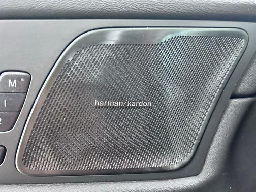 Crystal White Metallic 2022 Volvo XC60 Recharge Plug-In Hybrid T8 Inscription