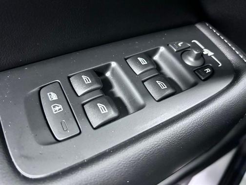 Crystal White Metallic 2022 Volvo XC60 Recharge Plug-In Hybrid T8 Inscription