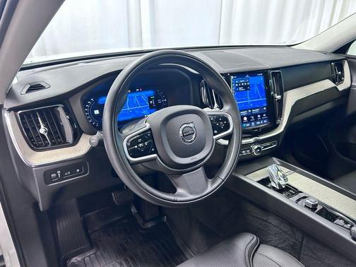 Crystal White Metallic 2022 Volvo XC60 Recharge Plug-In Hybrid T8 Inscription