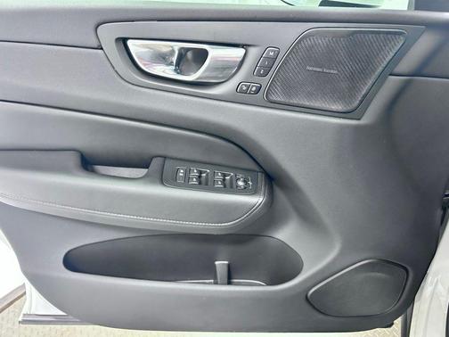 Crystal White Metallic 2022 Volvo XC60 Recharge Plug-In Hybrid T8 Inscription