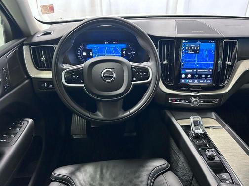 Crystal White Metallic 2022 Volvo XC60 Recharge Plug-In Hybrid T8 Inscription