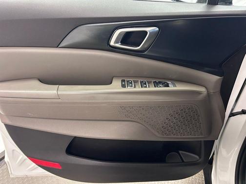 Snow White Pearl 2025 Kia Carnival LXS