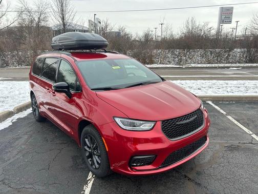 Red Hot Pearlcoat 2026 Chrysler Pacifica L
