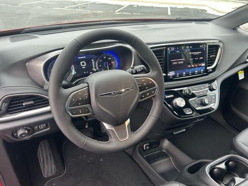 Red Hot Pearlcoat 2026 Chrysler Pacifica L