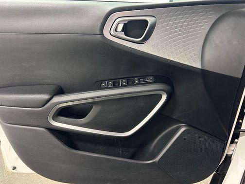 Snow White Pearl 2022 Kia Soul LX