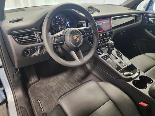 Dolomite Silver Metallic 2025 Porsche Macan Macan