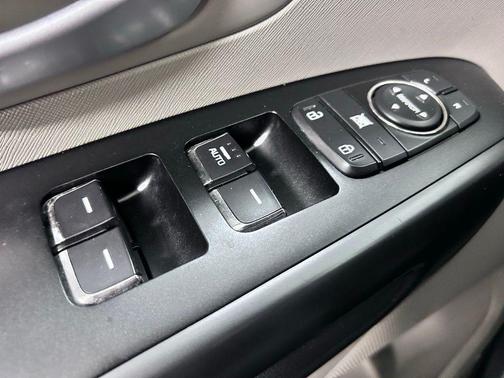 Clear White 2016 Kia Sedona L