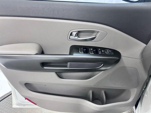 Clear White 2016 Kia Sedona L