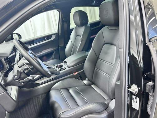 Chromite Black Metallic 2026 Porsche Cayenne Cayenne
