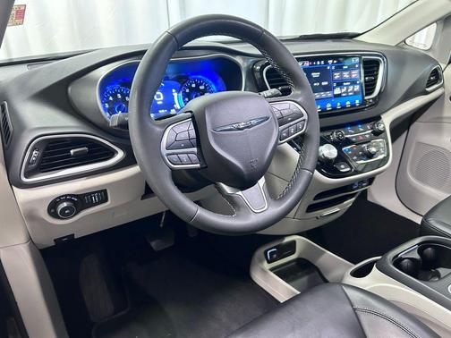 Brilliant Black Crystal Pearlcoat 2023 Chrysler Pacifica Touring L