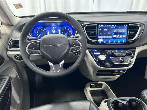Brilliant Black Crystal Pearlcoat 2023 Chrysler Pacifica Touring L